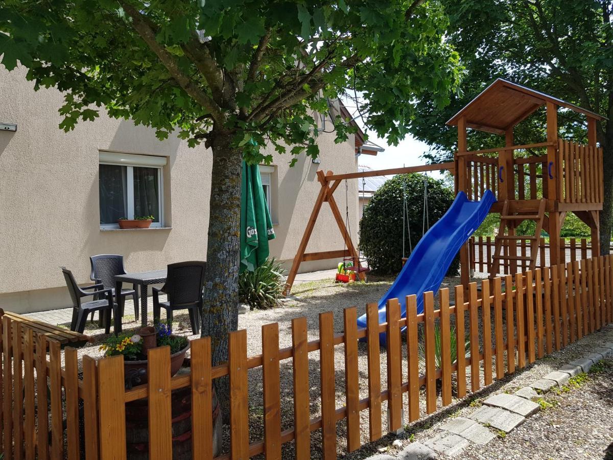Borostyánkert Étterem&Vendégház Sitke Esterno foto