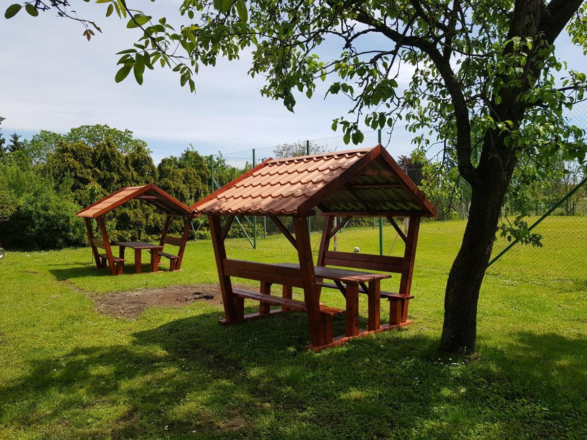 Borostyánkert Étterem&Vendégház Sitke Esterno foto