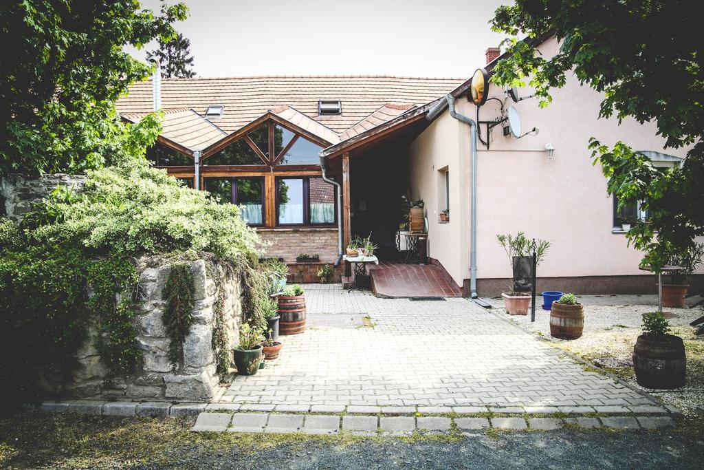 Borostyánkert Étterem&Vendégház Sitke Esterno foto