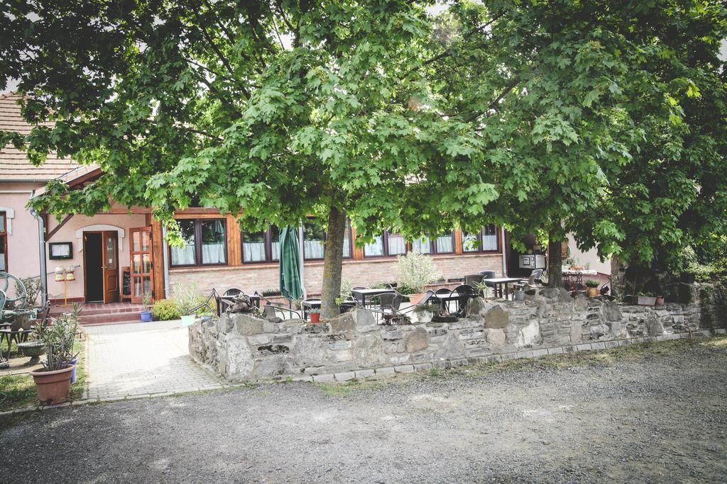 Borostyánkert Étterem&Vendégház Sitke Esterno foto