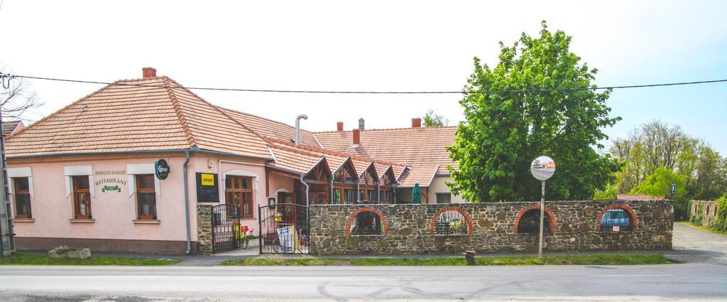 Borostyánkert Étterem&Vendégház Sitke Esterno foto